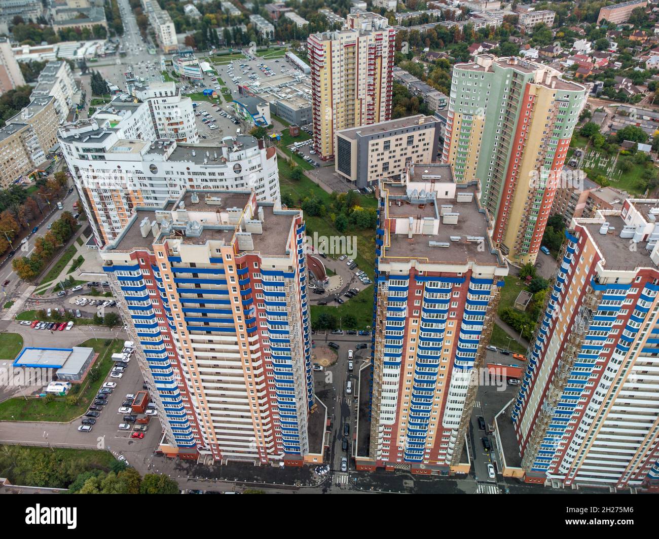 Mehrstöckige moderne hohe Wohngebäude mit Blick nach unten, Stadtbild aus der Luft. Charkiw Stadt Pavlovo Pole Bezirk auf Nauky Ave Stockfoto