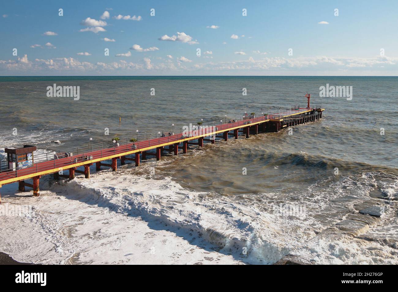 Durchstechen und stürmisches Meer. Adler, Sotschi, Russland Stockfoto