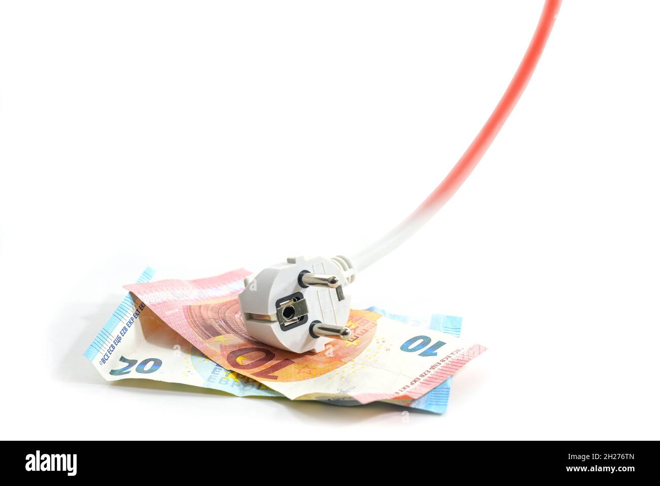 Elektrischer Schuko-Stecker auf Euro-Banknoten liegend, das Kabel steigt an und wird rot, Symbol für steigende Energiekosten, isoliert auf weißem Hintergrund, Stockfoto