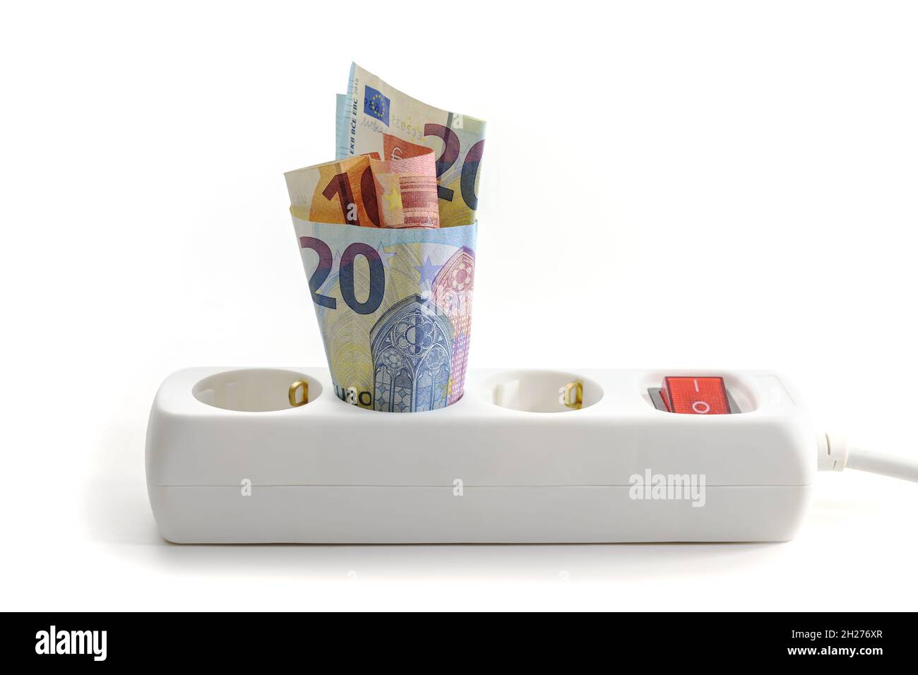 Euro-Banknoten, die in einer elektrischen Dreifachstromleiste stecken, Konzept steigender Energiekosten, Haushaltsfinanzen und Einsparung von Geld beim Stromverbrauch, Stockfoto