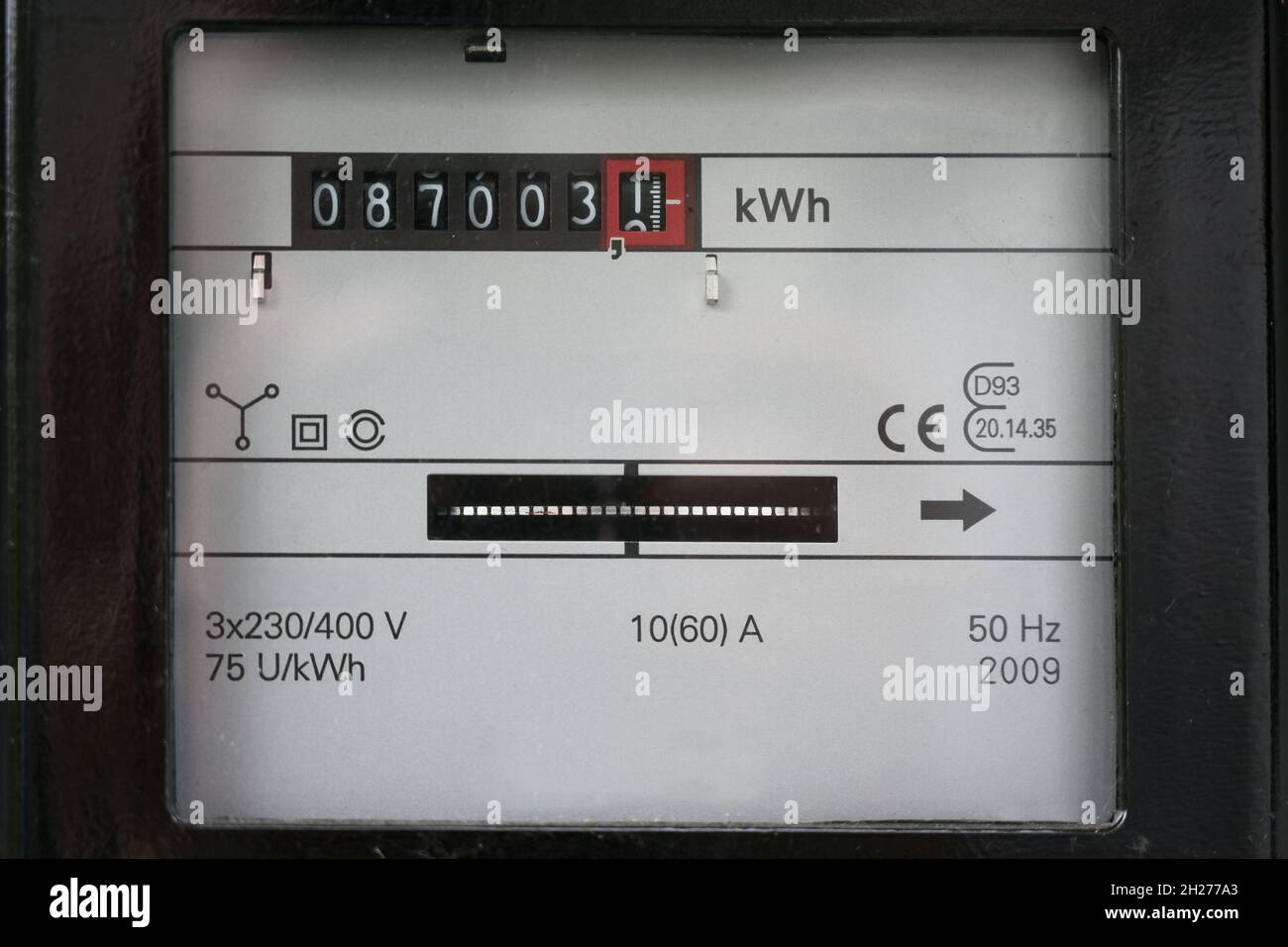Strommessgerät zur Zählung der zu Hause verbrauchten Kilowattstunden, Konzept zur Einsparung von Geld beim Stromverbrauch bei steigenden Energiepreisen, ausgewählter Fokus Stockfoto