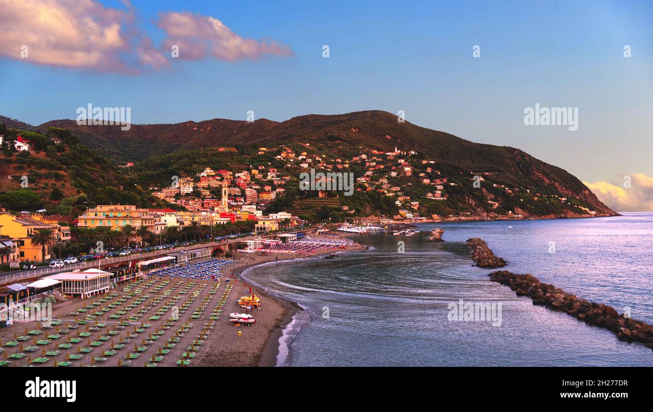 Moneglia: Sonnenuntergang über der Bucht im Nationalpark der Cinque Terre. Stockfoto