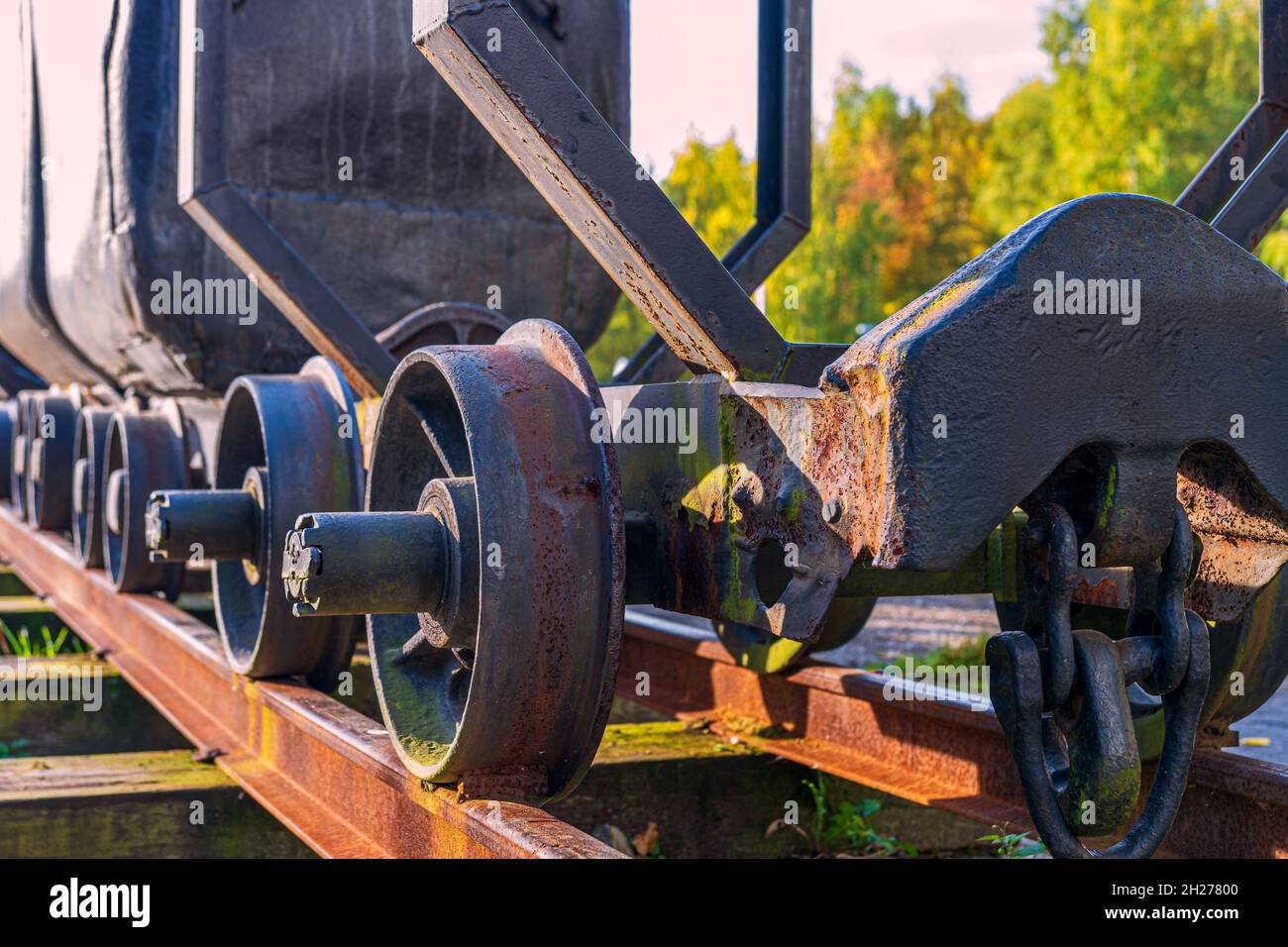 Traditioneller, alter Minenwagen, der auf einer Stahleisenbahn steht. Kulturzentrum in Siemianowice, Schlesien, Polen. Stockfoto