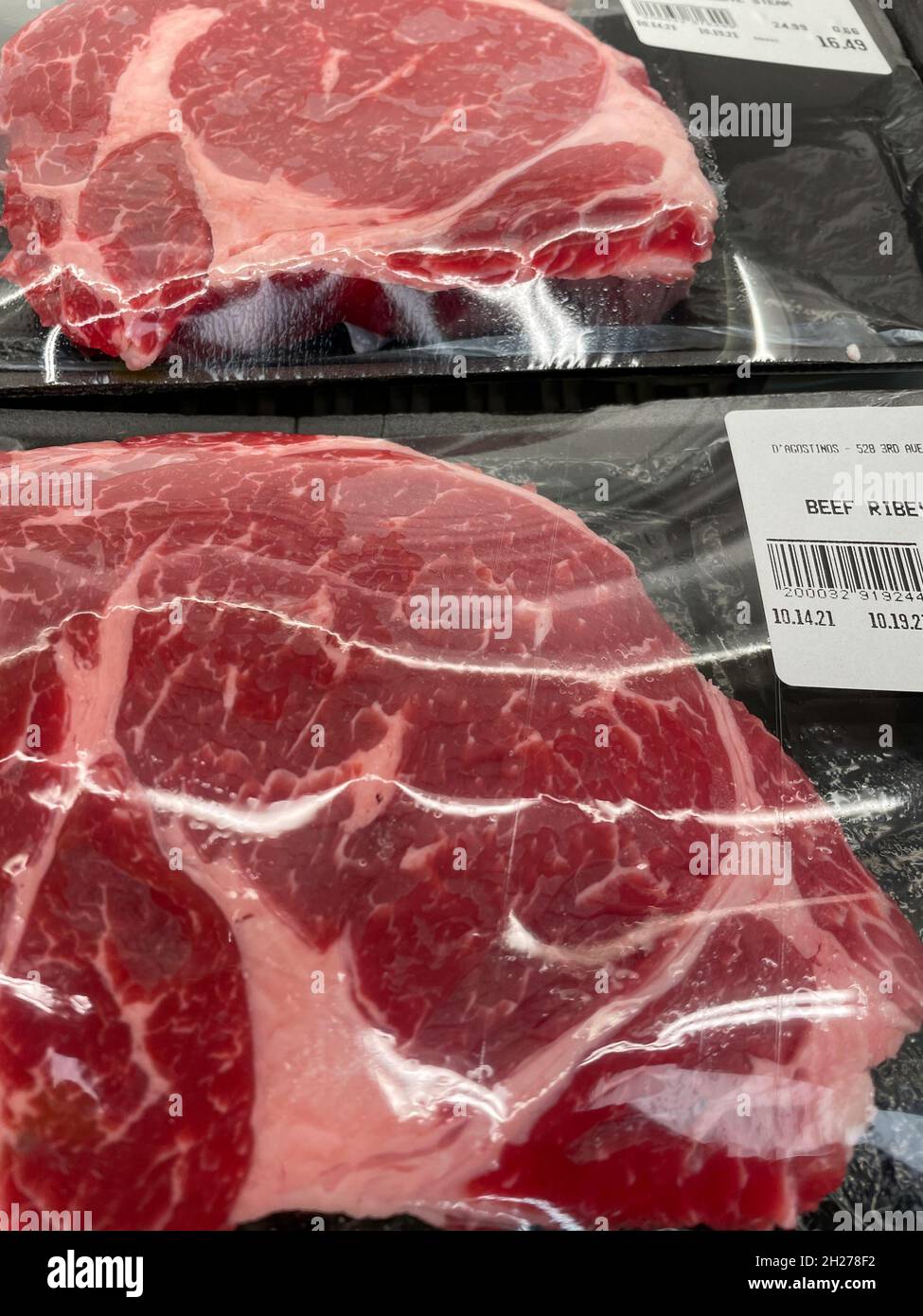 Pakete mit Rinderschnitten zum Verkauf in Einem New Yorker Supermarkt, USA, 2021 Stockfoto