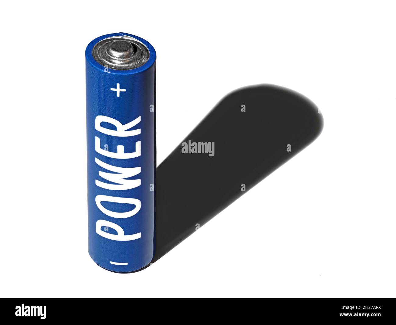 Blaue AA-Batterie mit dem Wort Power steht vertikal auf weißem Hintergrund und wirft einen Schatten Stockfoto