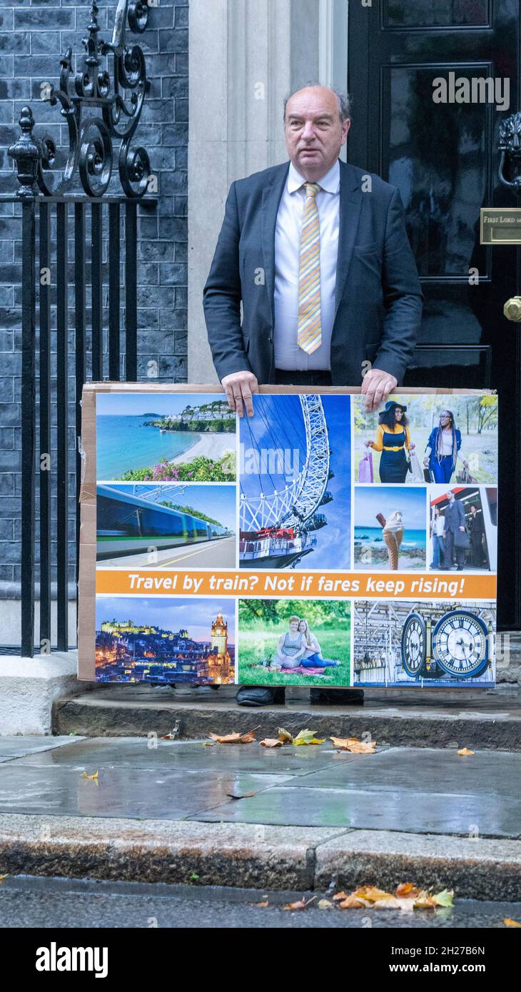 London, Großbritannien. Oktober 2021. Norman Baker von der Campaign for Better Transport, nimmt eine überdimensionale Postkarte über steigende Transportpreise auf 11 Downing Street, London UK Credit: Ian Davidson/Alamy Live News Stockfoto