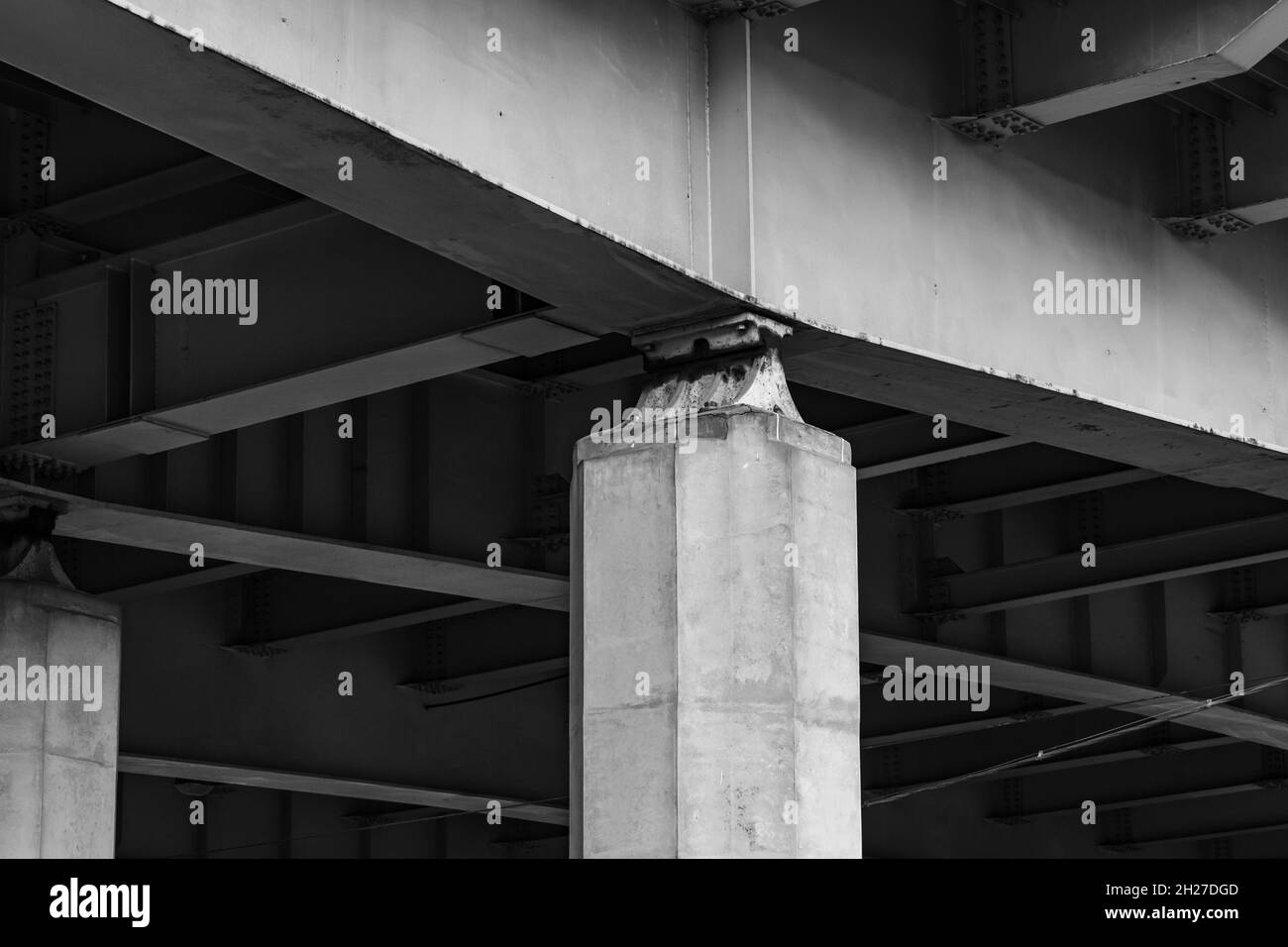 Die Verbindung der Stahlbrückenspannweite und der Säule, die untere Ansicht des modernen Viadukts Stockfoto