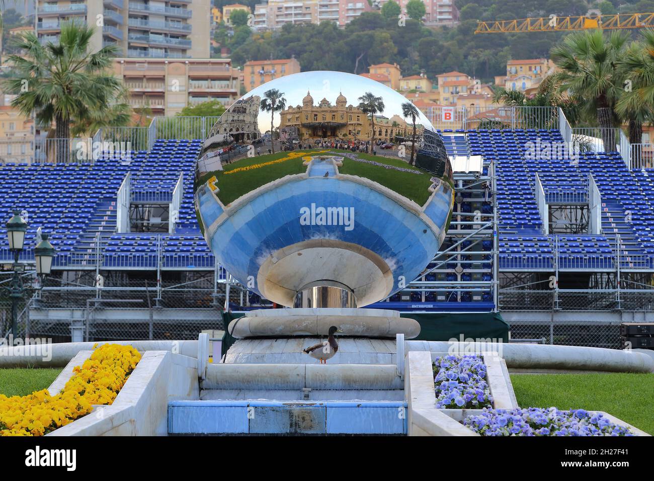 Vor dem Casino Monte-Carlo gibt es einen Spiegelball. Das Bild wurde am 19. Mai 2015 Tag vor dem Rennen „Formel-1“ aufgenommen. Stockfoto