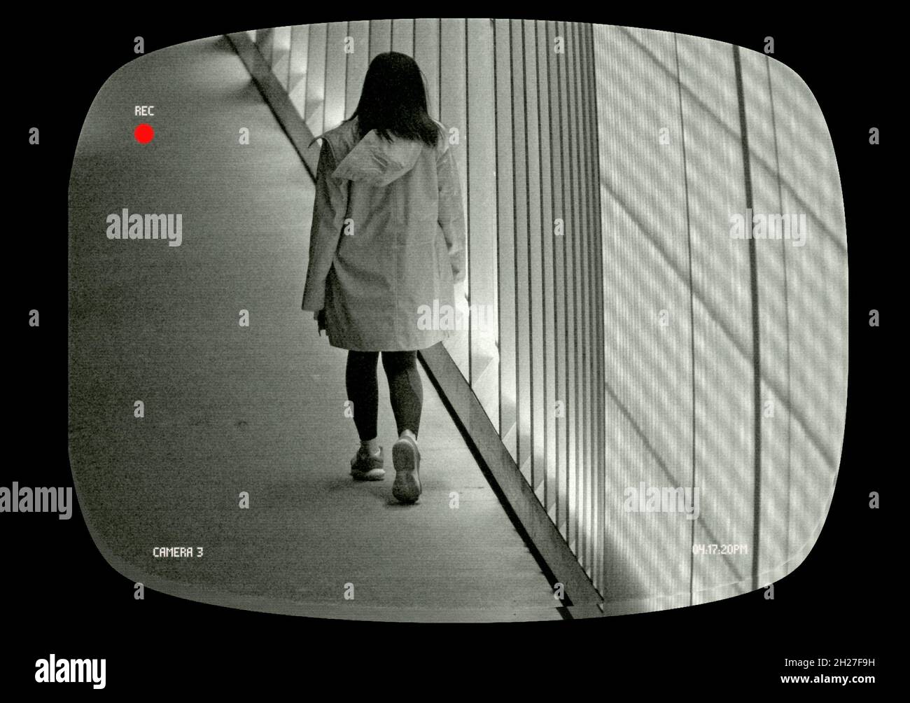 Videoüberwachung einer alleinstehenden Frau mit CRT-Monitor Stockfoto