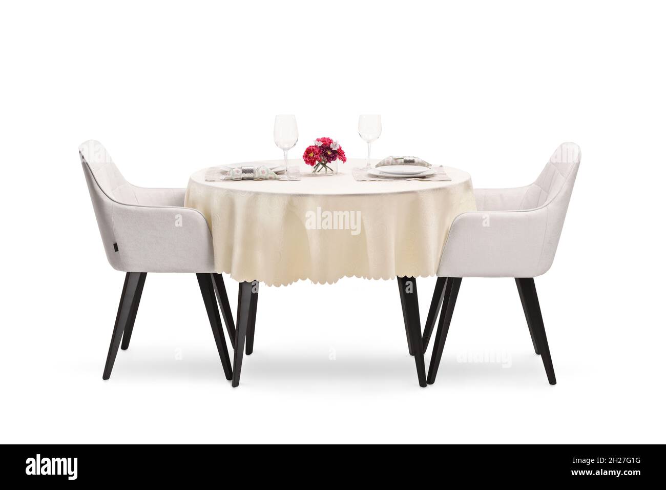 Runder Restauranttisch mit einem Stoffset für zwei Personen isoliert auf weißem Hintergrund Stockfoto