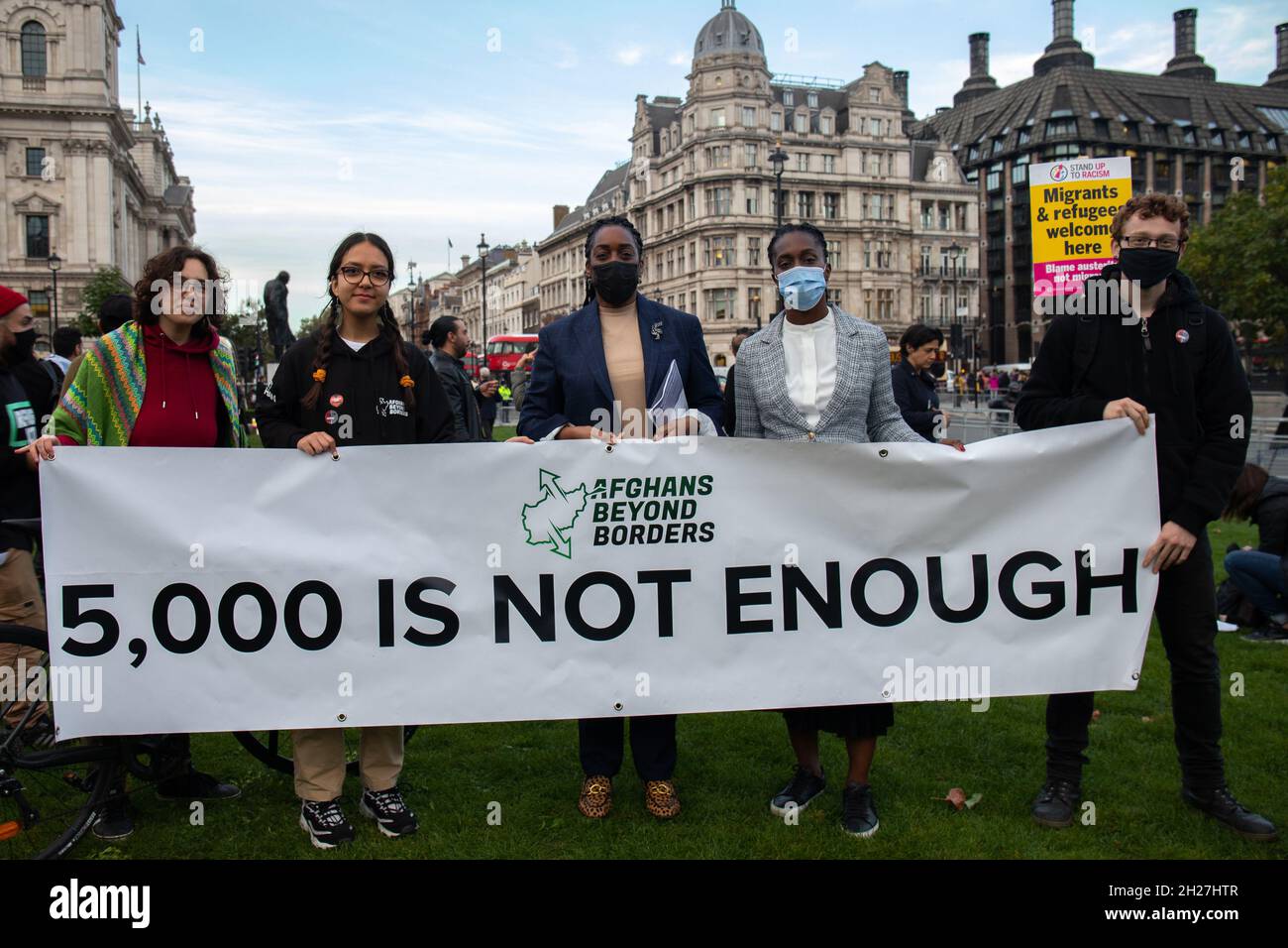 London, England, Großbritannien 20. Oktober 2021 Flüchtlinge begrüßen Protest gegen Priti Patels Flüchtlingsgesetz am Parliament Square. Mehrere tausend Demonstranten versammelten sich mit Spruchbändern und Plakaten und hörten sich Reden von Flüchtlingen und von Flüchtlingen sowie von Jeremy Corbyn an Stockfoto