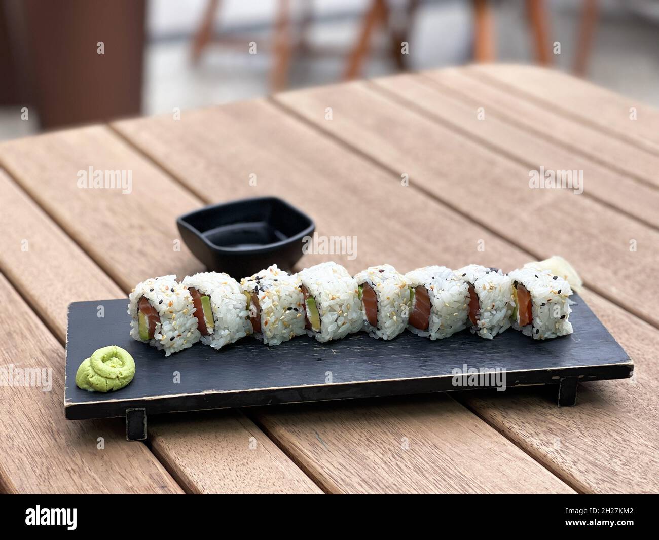 Sushi rollt in einem Restaurant auf einem Teller Stockfoto