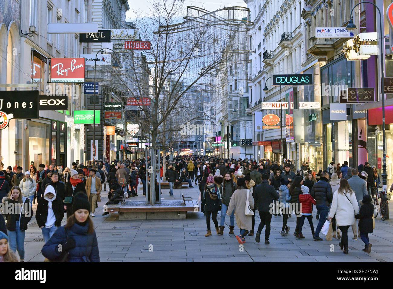 Die Kärntner Straße ist eine große Shopping-Meile in der Wiener Innenstadt. Die Kärntner Straße ist eine große Einkaufsmeile im Stadtzentrum von Wien. Stockfoto