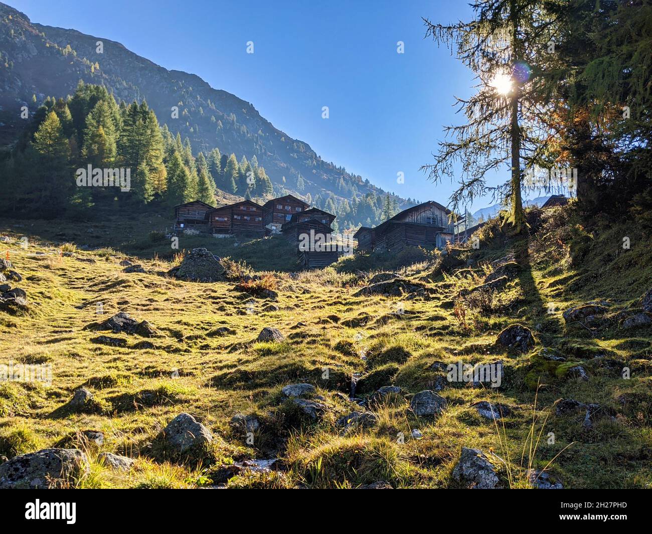 Monstein. Idyllische Berglandschaft in den alpen. Davos. Schöne Holzhäuser, Chalets mit Morgensonne, Herbst Stockfoto