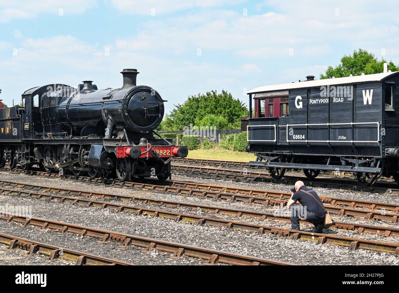 Didcot, England - Juni 2021: Person, die ein Foto einer alten Dampfmaschine im Didcot Railway Center macht Stockfoto