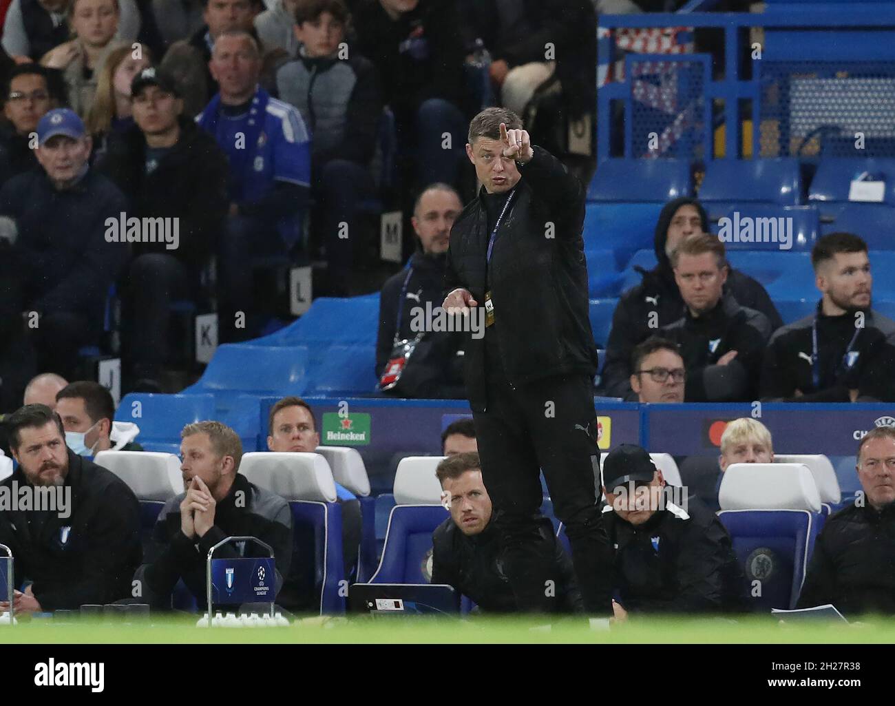 London, England, 20. Oktober 2021. Jon Dahl Tomasson, Manager von Malmo-Punkten während des UEFA Champions League-Spiels in Stamford Bridge, London. Bildnachweis sollte lauten: Paul Terry / Sportimage Stockfoto