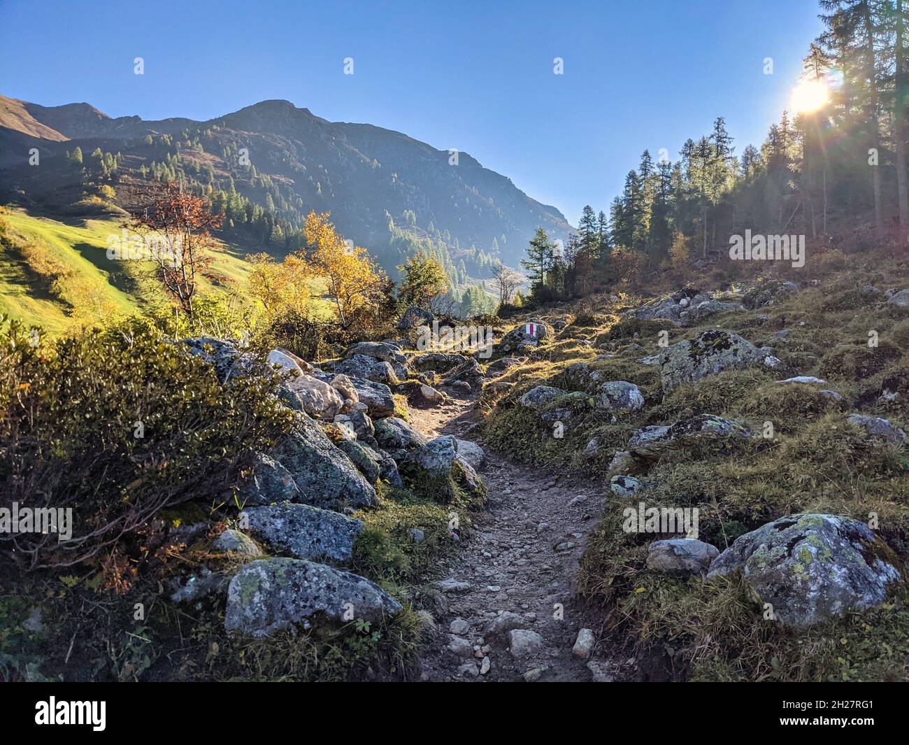 Wanderweg in den bündner Bergen. Schöne Landschaft im Herbst Oktober oberhalb von Monstein in Richtung Fanezfrugga. Davos Stockfoto