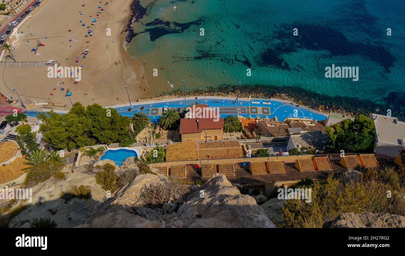 Schöne Aussicht auf Häuser mit Pools neben dem Strand bei sonnigem, heißem Wetter Stockfoto
