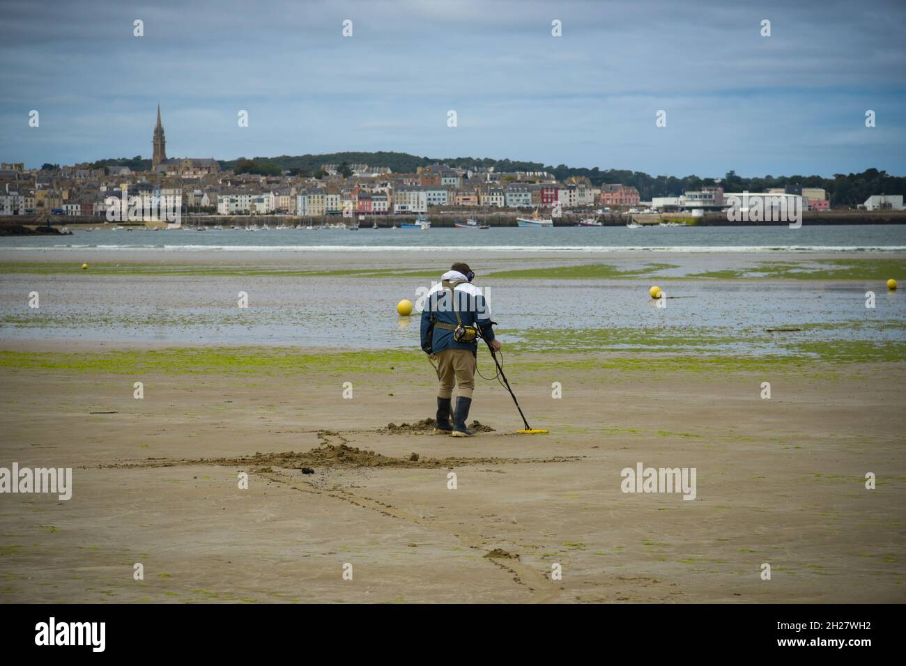 kaukasischer Mann mit einem Metalldetektor am Strand der bretagne Stockfoto