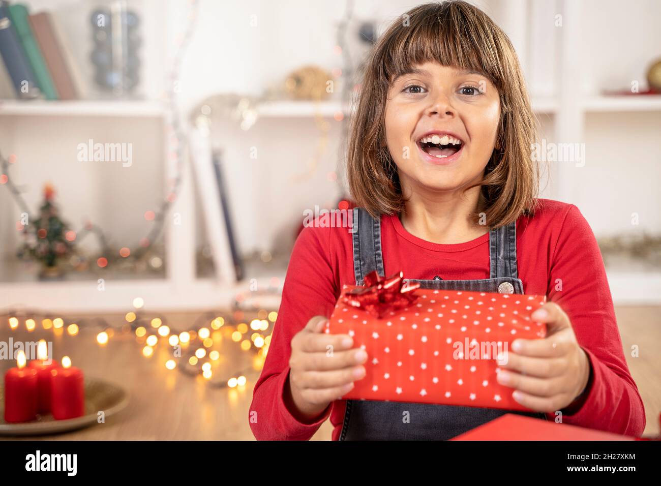 Mädchen Kind überrascht glückliches Gesicht und Geschenkbox Stockfoto