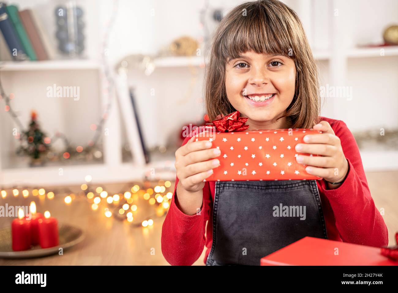 Glücklich Brünette Mädchen weihnachtsgeschenk Stockfoto