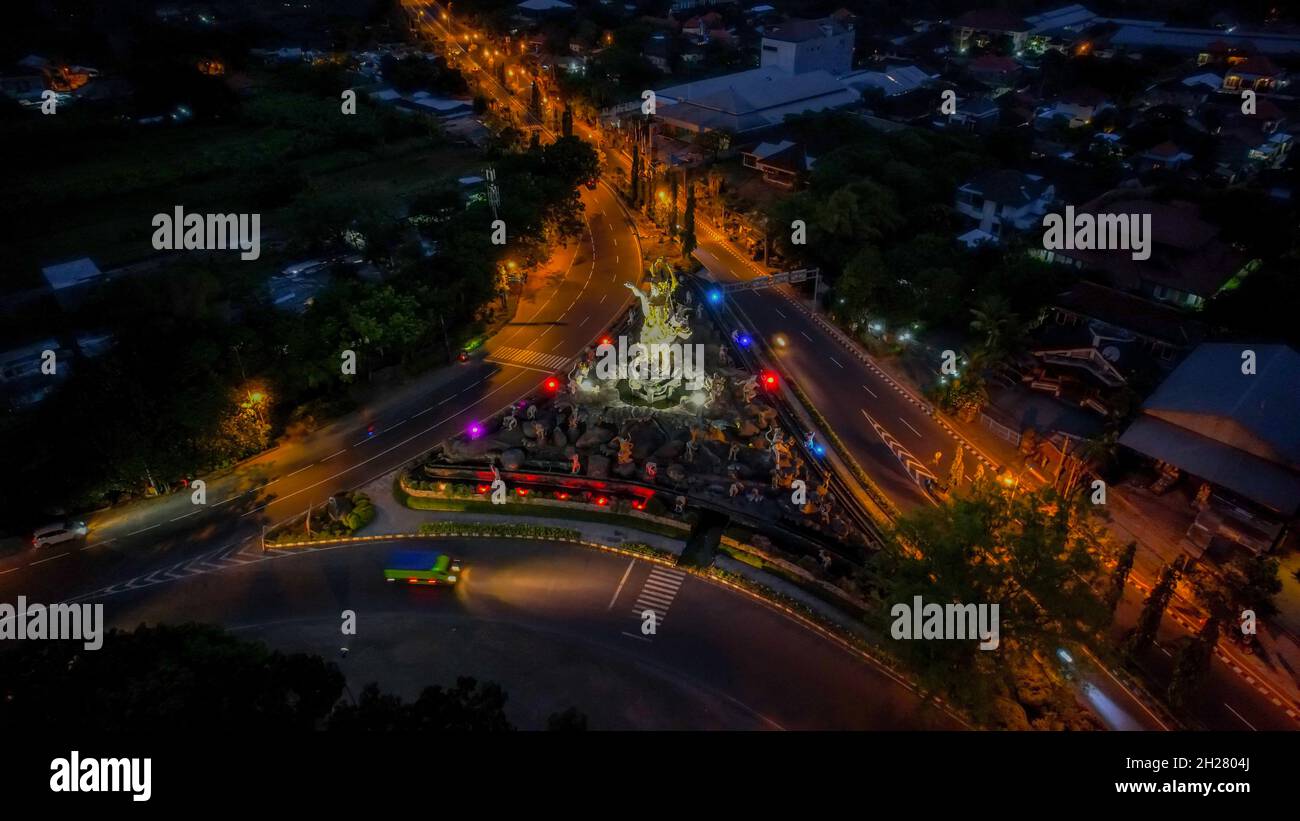 Luftaufnahme des Patung Titi Banda Denkmals in Denpasar, Bali, Indonesien. Denpasar, Indonesien, 21. Oktober 2021 Stockfoto