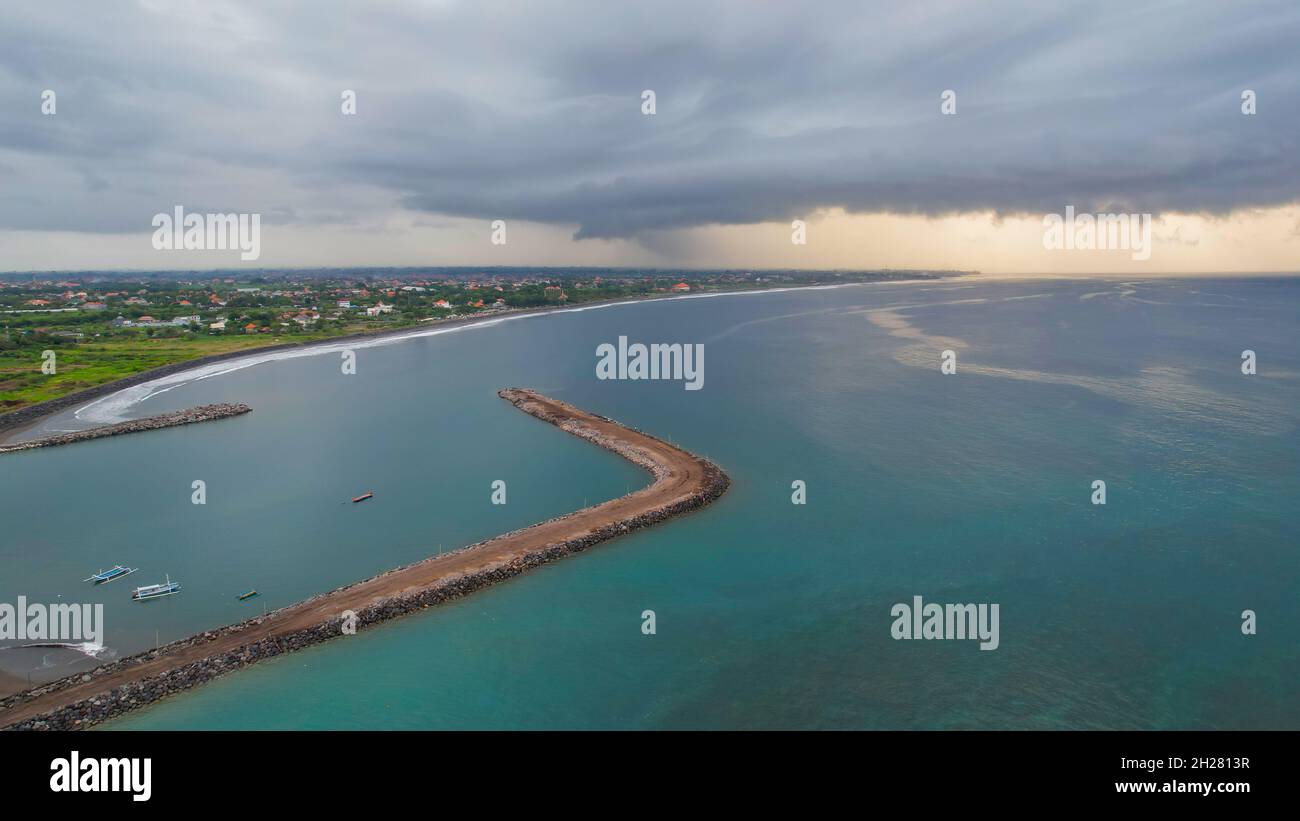 Luftaufnahme des schönen Sonnenaufgangs in Matahari Terbit Beach mit Morgensonne. Denpasar, Indonesien, 21. Oktober 2021 Stockfoto