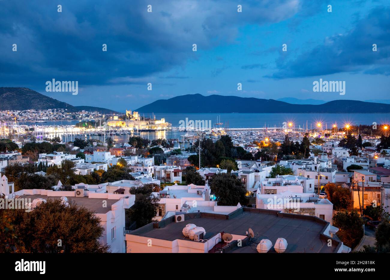 Weitwinkelfoto des Stadtzentrums von Bodrum bei Nacht. Stockfoto