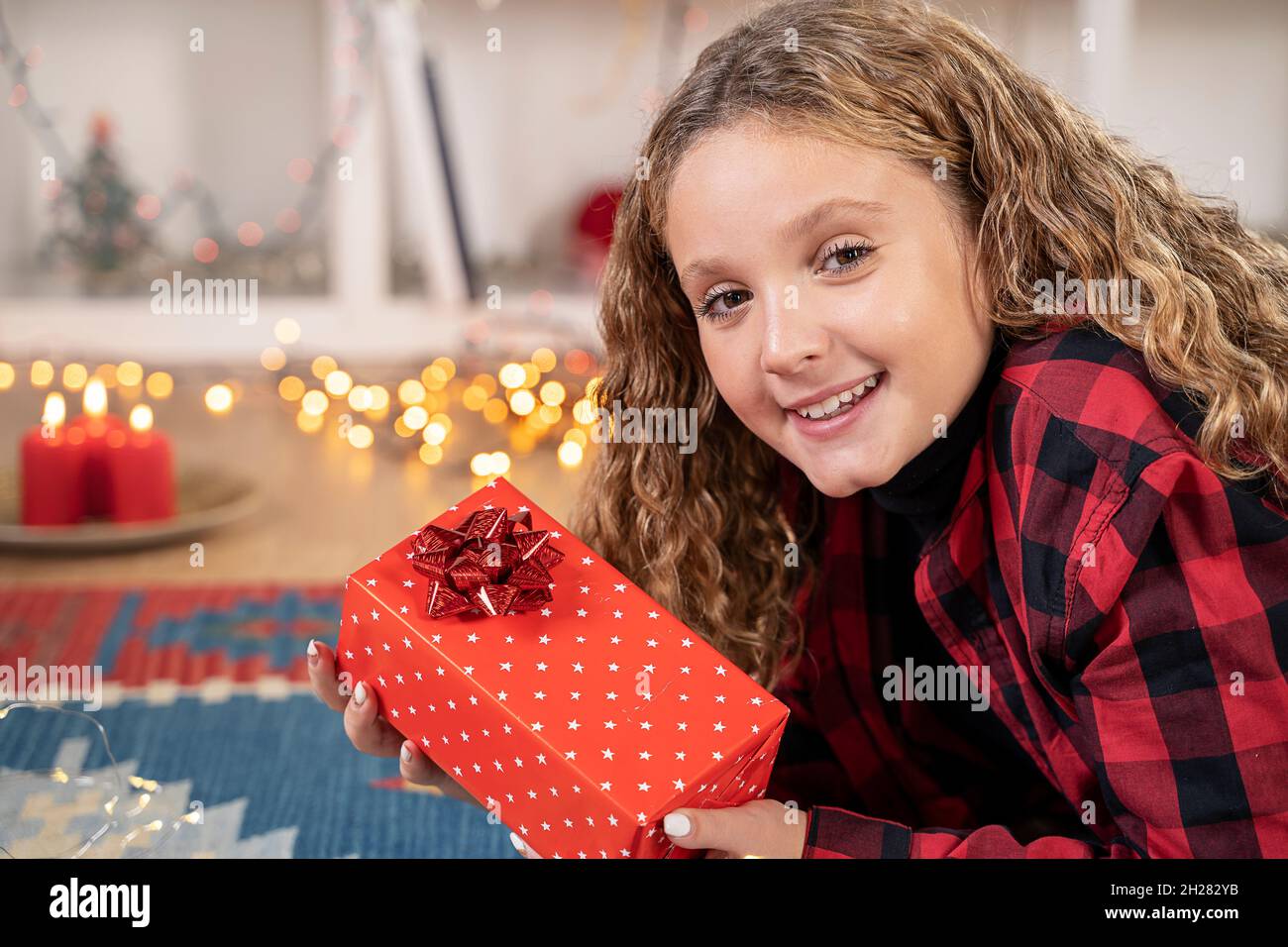 Kleines Mädchen lächelt glücklich für weihnachten zu Hause Stockfoto