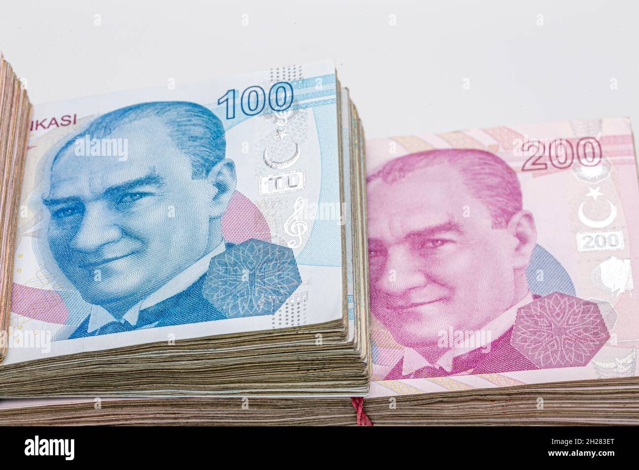 Türkische Lira isoliert auf weißem Hintergrund. Türkische Lira. Zweihundert Türkische Lira. Wirtschaft und Finanzen. Stockfoto