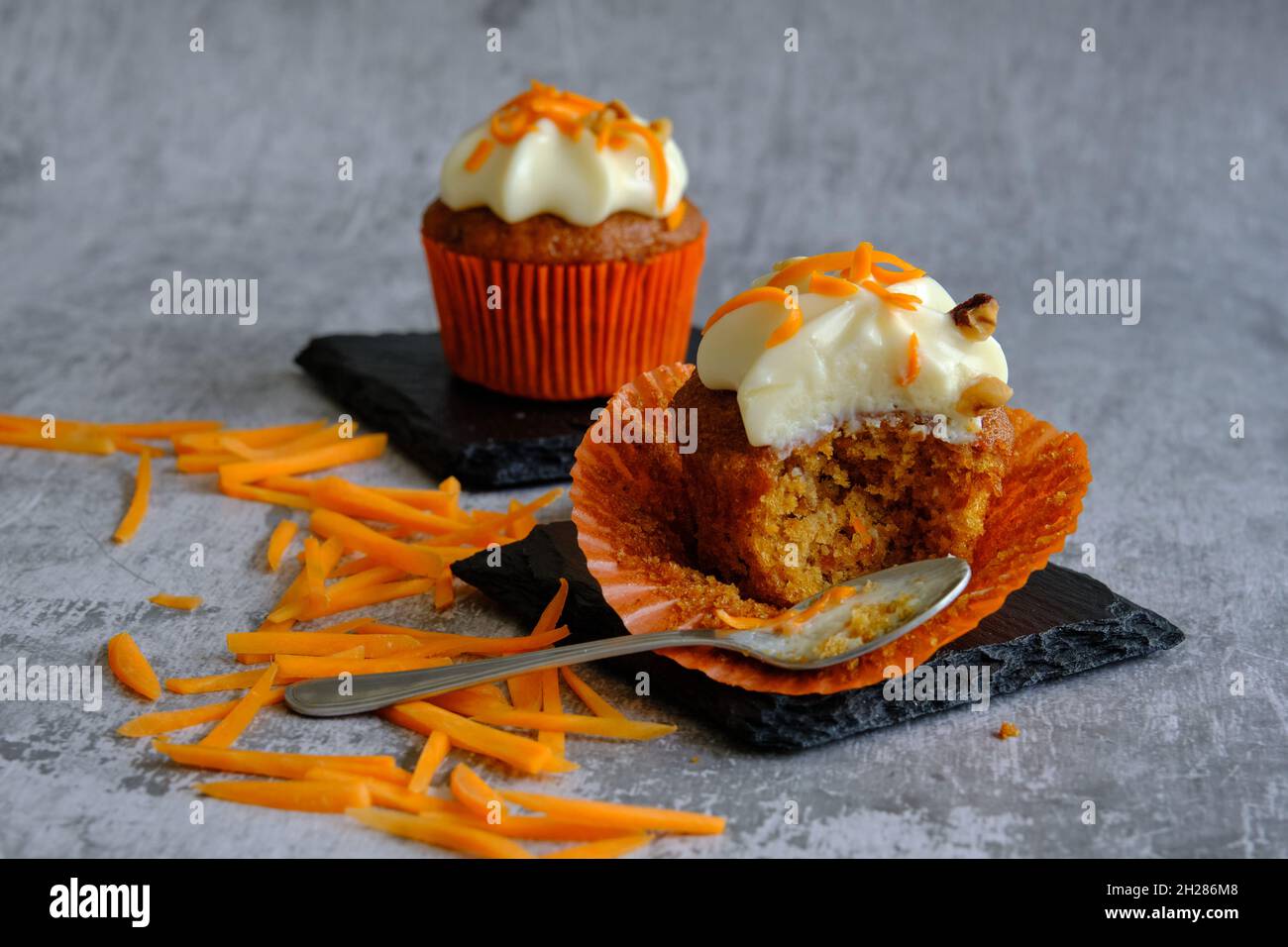 Ein gebissene Karottenkuchen neben dem Ganzen Stockfoto