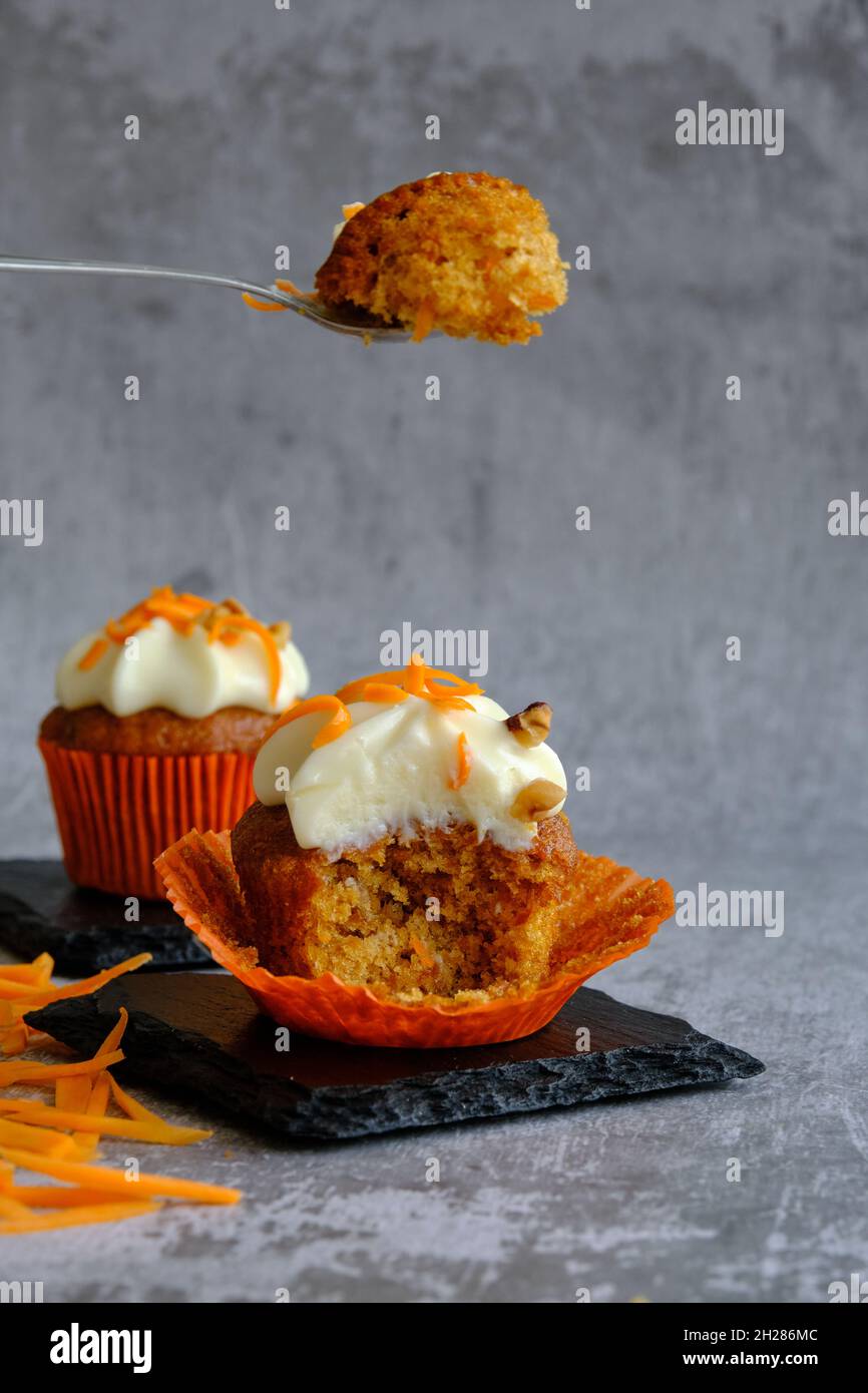 Ein gebissene Karottenkuchen neben dem Ganzen Stockfoto