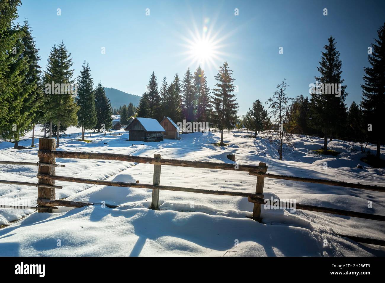 Holzhaus im verschneiten Winter, Slowenien Stockfoto