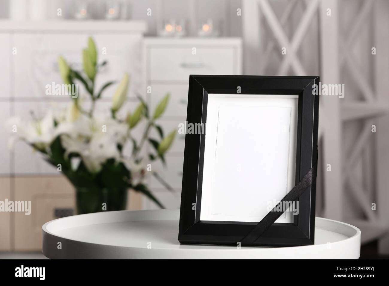 Beerdigung Bilderrahmen mit schwarzem Band auf Tisch, drinnen  Stockfotografie - Alamy
