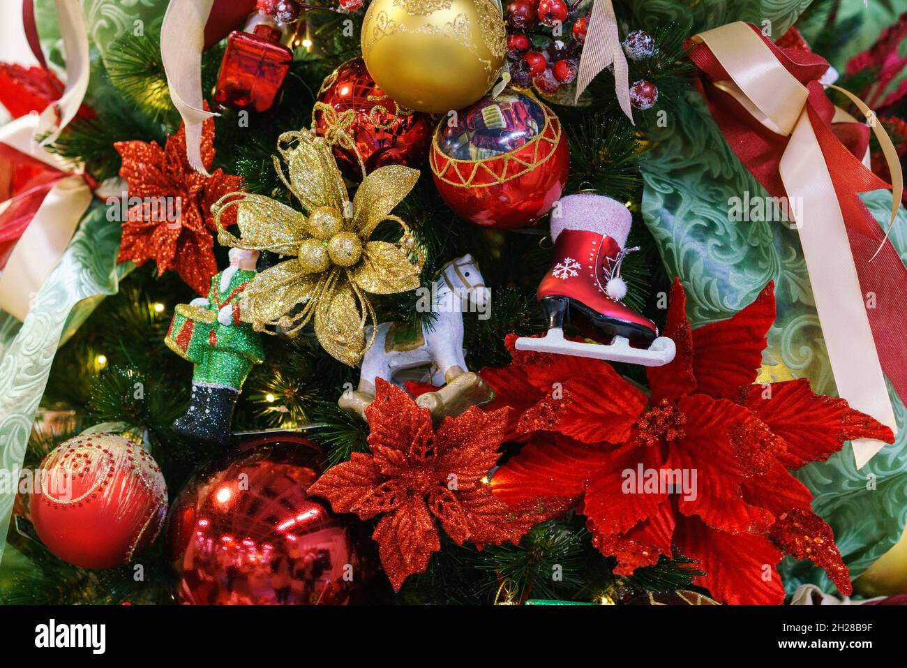 Schöner weihnachtsbaum mit Dekor als Hintergrund. Weihnachtslichter mit