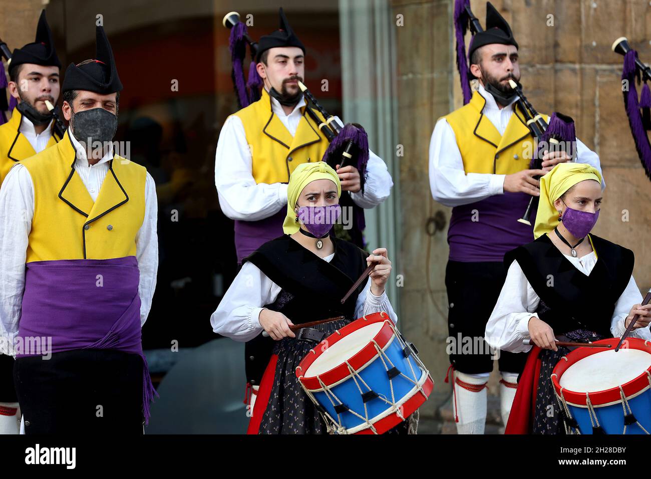 Oviedo, Fürstentum Asturien, Spanien; 20.10.2021.- Eine Gruppe von Pfeifern spielt bei der Ankunft der Gewinner in der Stadt. Teresa Sanjurjo, Präsidentin des Kuratoriums, empfängt die Empfänger der Prinzessin von Asturien-Preise 2021 und einige der 2020 Auszeichnungen, die nicht daran teilgenommen haben, weil die Pandemie von Covid die Annullierung der Zeremonie verursacht hat. Foto: Juan Carlos Rojas Stockfoto