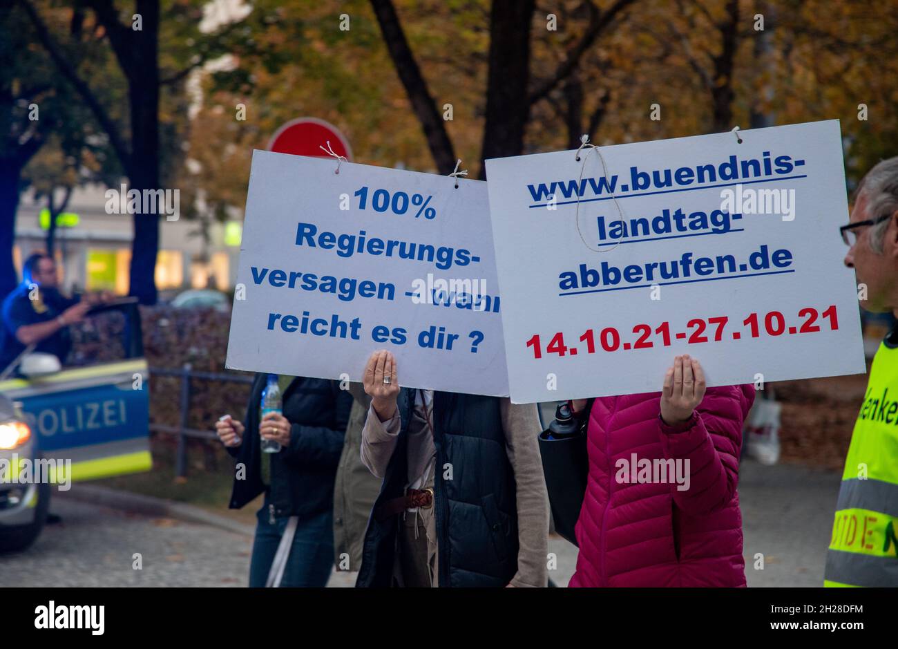 Corona Leugner*innen, Impfgegner*innen und Querdenken Aktivist*innen sammeln sich am 20.10.2021 in München, um gegen alle Corona Maßnahmen sowie gegen Impulse. - Covid-Leugner, Querdenker und NoVaxx-Aktivisten demonstrierten am 20. Oktober 2021 durch die Straßen Münchens gegen alle kovidischen Maßnahmen und Impfungen. (Foto: Alexander Pohl/Sipa USA) Quelle: SIPA USA/Alamy Live News Stockfoto