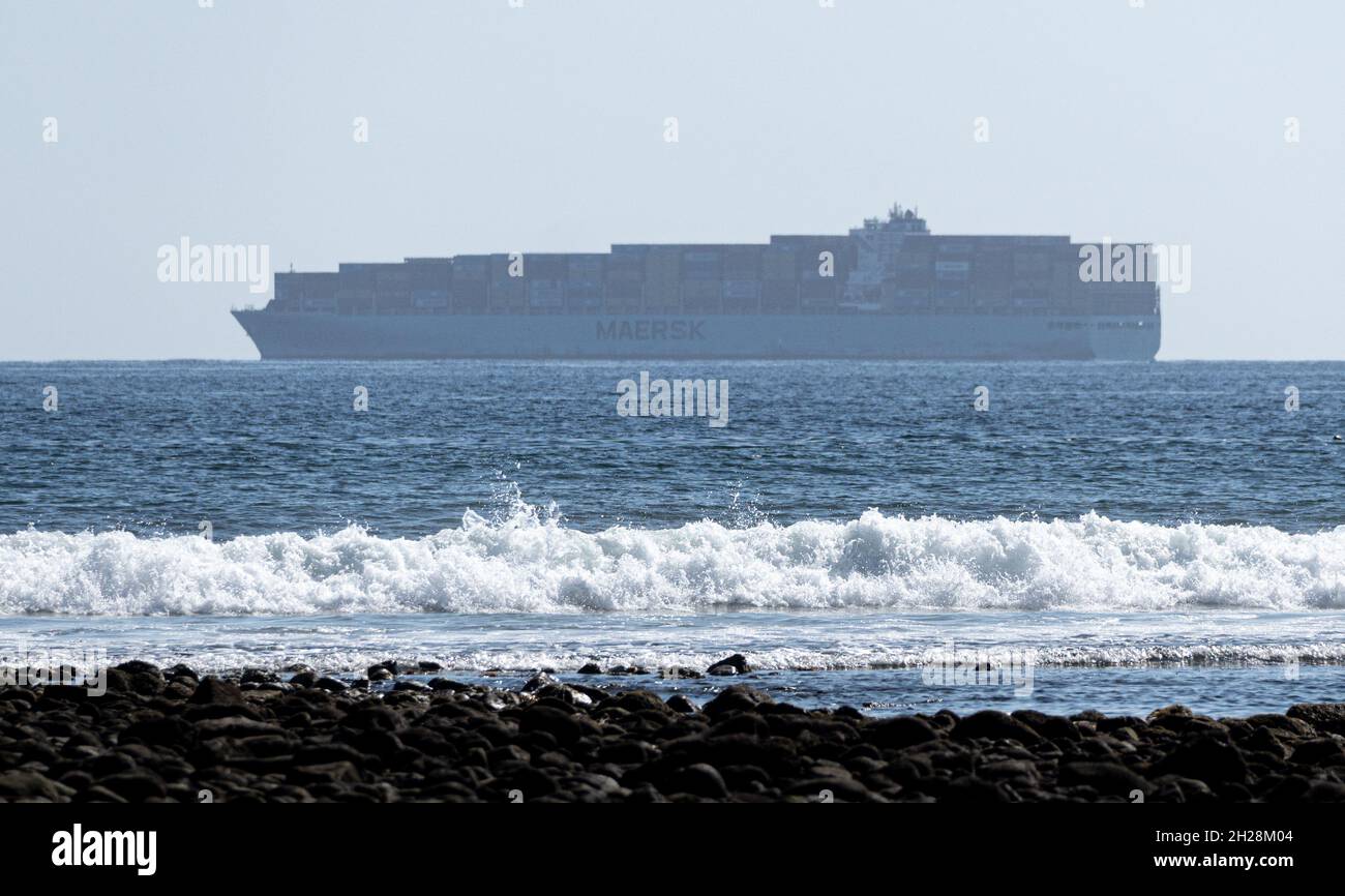 Ein Containerschiff wartet vor der Küste von Malibu, Kalifornien, USA Stockfoto