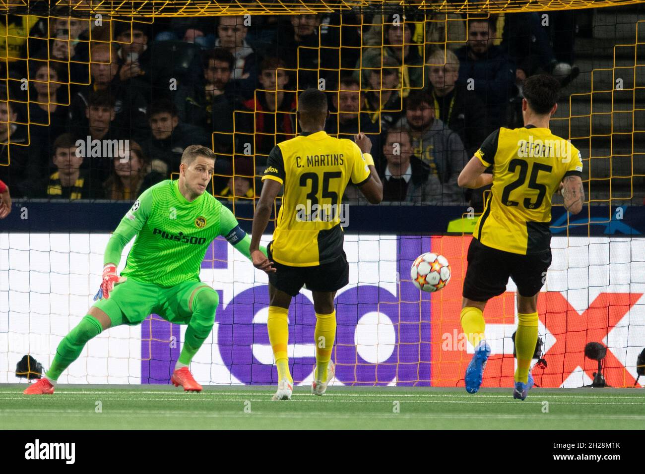 BERN, SCHWEIZ - 20. OKTOBER: BSC Young Boys-Torwart David von Ballmoos kann Gerard Morenos beim UEFA Champions League-Spiel der Gruppe F zwischen BSC Young Boys und Villarreal CF am 20. Oktober 2021 im Stadion Wankdorf in Bern, Schweiz, nicht vom Tor für Villarreal CF abhalten. (Foto von FreshFocus/MB Media) Stockfoto