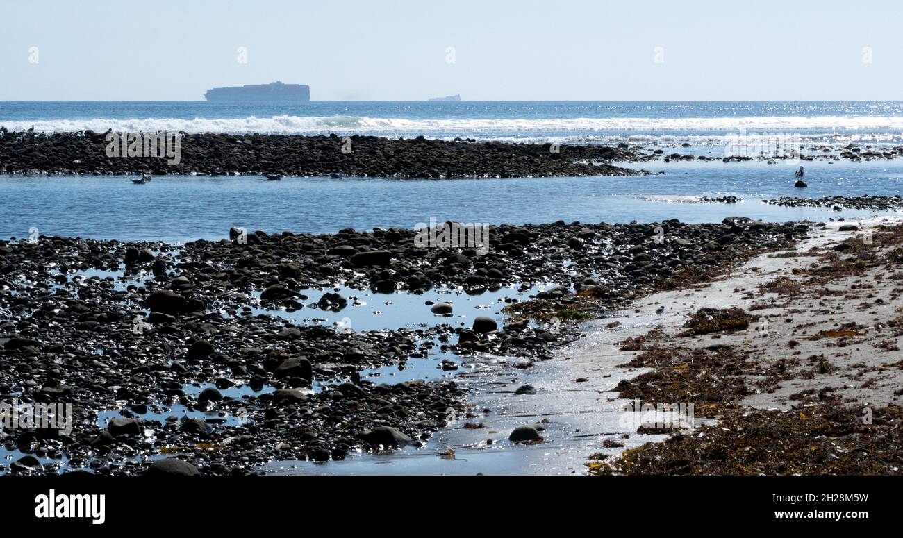Ein Containerschiff wartet vor der Küste von Malibu, Kalifornien, USA Stockfoto