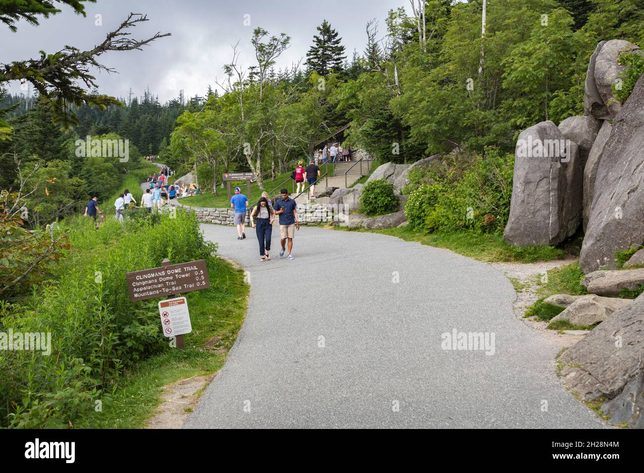 Parkgäste können zu Fuß zum Clingman's Dome Tower und zum Parkladen im Smoky Mountains National Park gehen Stockfoto