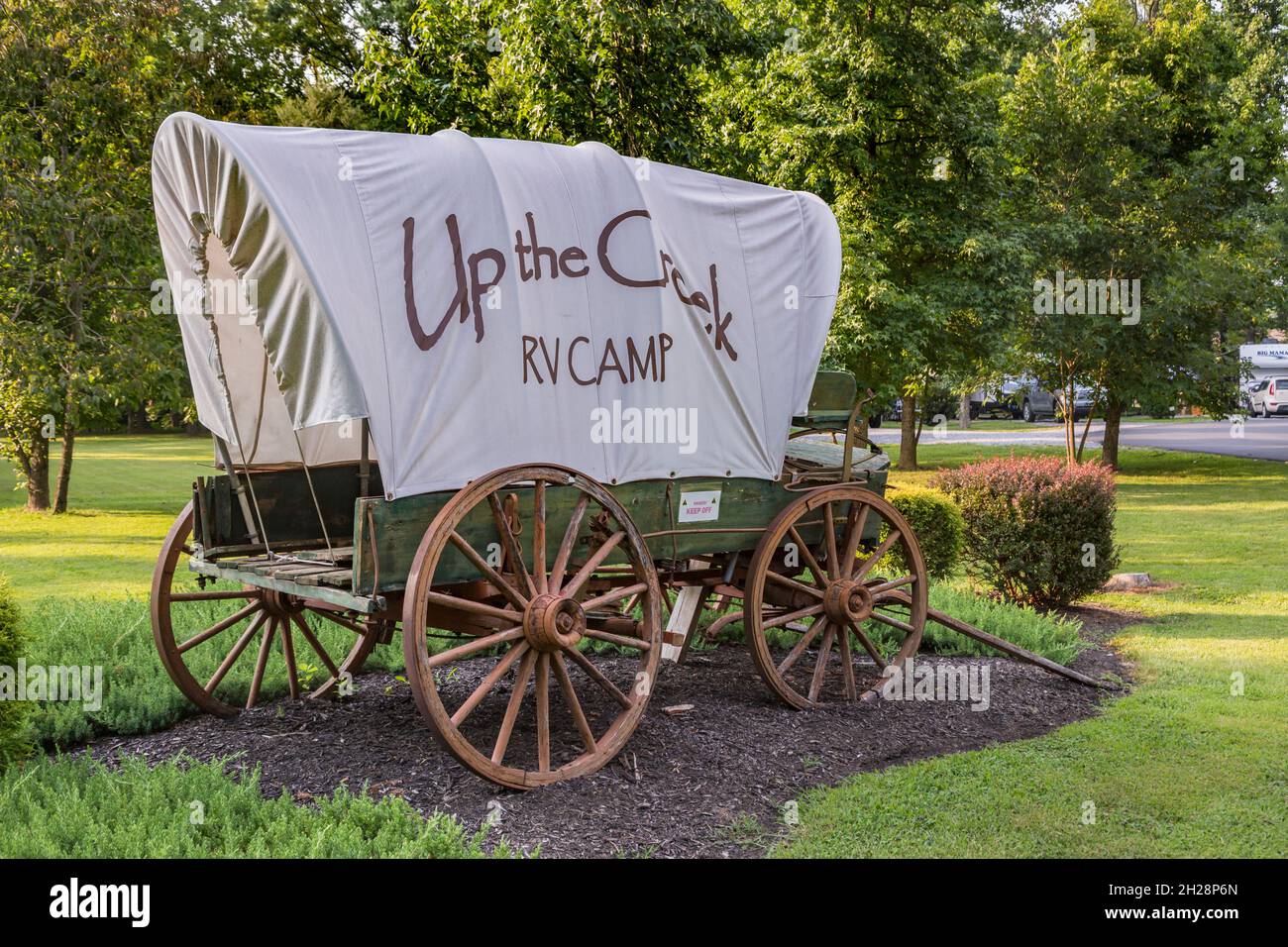 Planwagen, der als Schild auf dem Up the Creek RV Camp Campingplatz in Pigeon Forge, Tennessee, verwendet wird Stockfoto