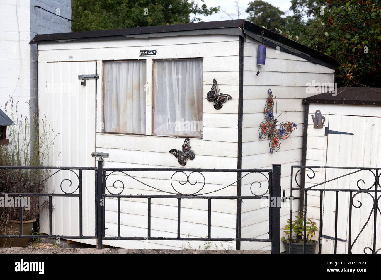 Man Cave in einem ländlichen Garten, Eardisley, Herefordshire Stockfoto