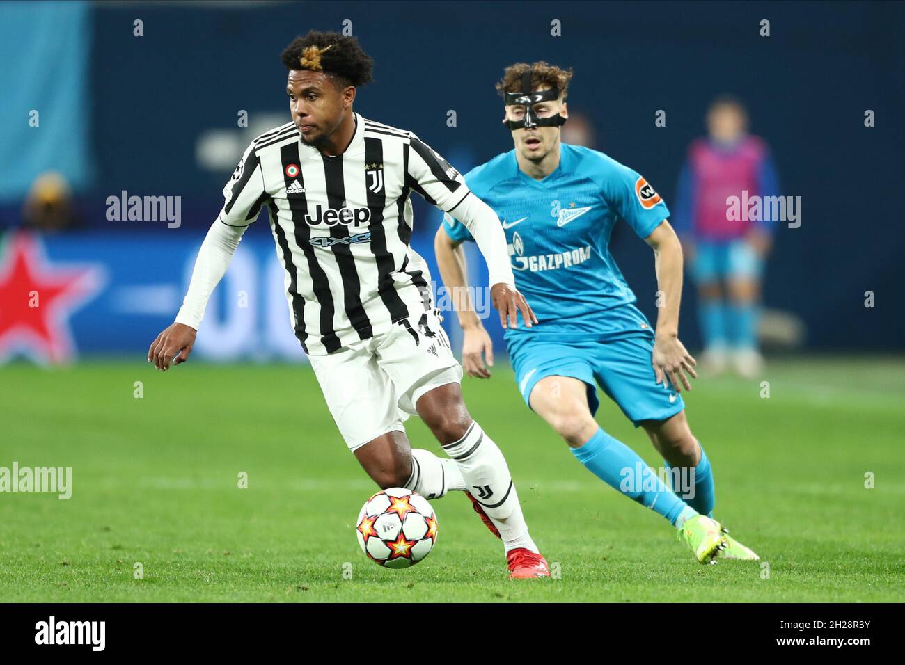 Mittelfeldspieler Weston McKennie vom FC Juventus und Mittelfeldspieler Daler Kuzyayev vom FC Zenit während der UEFA Champions League Group Stage - Gruppe H Spiel FC Zenit gegen FC Juventus in der Gazprom Arena in Sankt Petersburg. SANKT PETERSBURG, - 20. OKTOBER: (Foto von Anatoliy Medved) Stockfoto