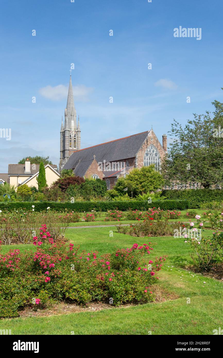 St. John's Catholic Church from the Rose Garden, Tralee Town Park, Tralee (Tra Li), County Kerry, Republik Irland Stockfoto