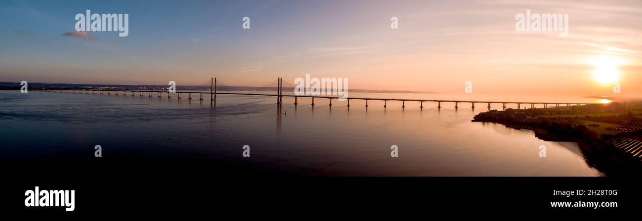 Luftaufnahme der Severn-Brücke von Prince of wales, die England und wales während der goldenen Susnet-Stunde verbindet Stockfoto