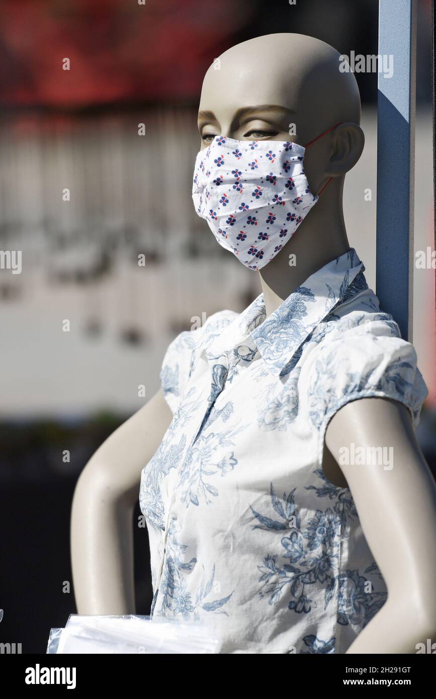 Mund-Nasen-Schutz Maske auf einer Schaufensterpuppe in Österreich, Europa - Mund- und Nasenschutzmaske auf einer Schaufensterpuppe in Österreich, Europa Stockfoto