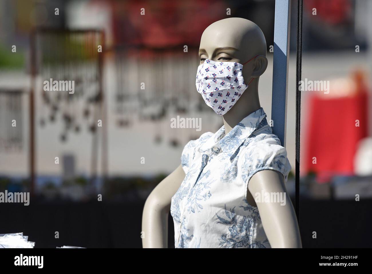 Mund-Nasen-Schutz Maske auf einer Schaufensterpuppe in Österreich, Europa - Mund- und Nasenschutzmaske auf einer Schaufensterpuppe in Österreich, Europa Stockfoto