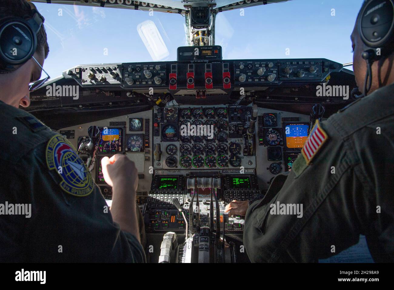 Die US Air Force Capt. Corey Smetana und Captain Vaughn Campbell, Piloten, die dem 50th Air Betanking Squadron zugewiesen wurden, führen während des Fluges von der MacDill Air Force Base, Florida, am 13. Oktober 2021 Flugoperationen in einem KC-135 Stratotanker-Flugzeug durch. Die dem 50. ARS zugewiesene Luftbesatzung verließ MacDill, um ein integriertes Training außerhalb des Standorts mit dem 425 Fighter Wing der Idaho Air National Guard in Boise, Idaho, durchzuführen. (USA Luftwaffe Foto von Senior Airman Shannon Bowman) Stockfoto