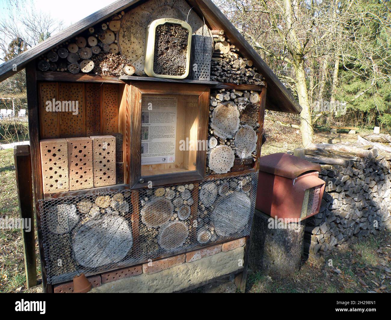 Ein Nützlingshotel in Österreich, Europa - Nützliches Insektenhotel in Österreich, Europa Stockfoto